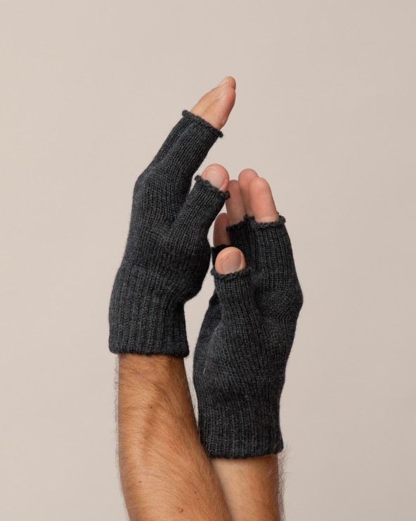 Lahtiste sõrmeotstega villased kindad