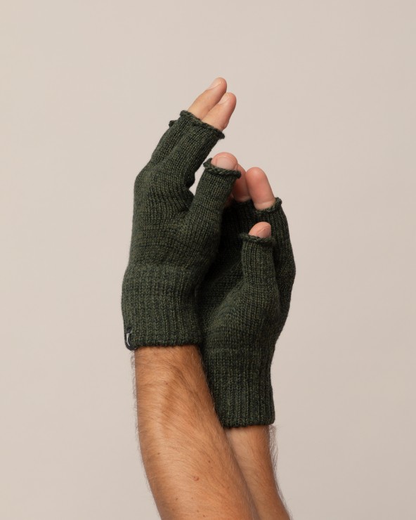 Lahtiste sõrmeotstega villased kindad